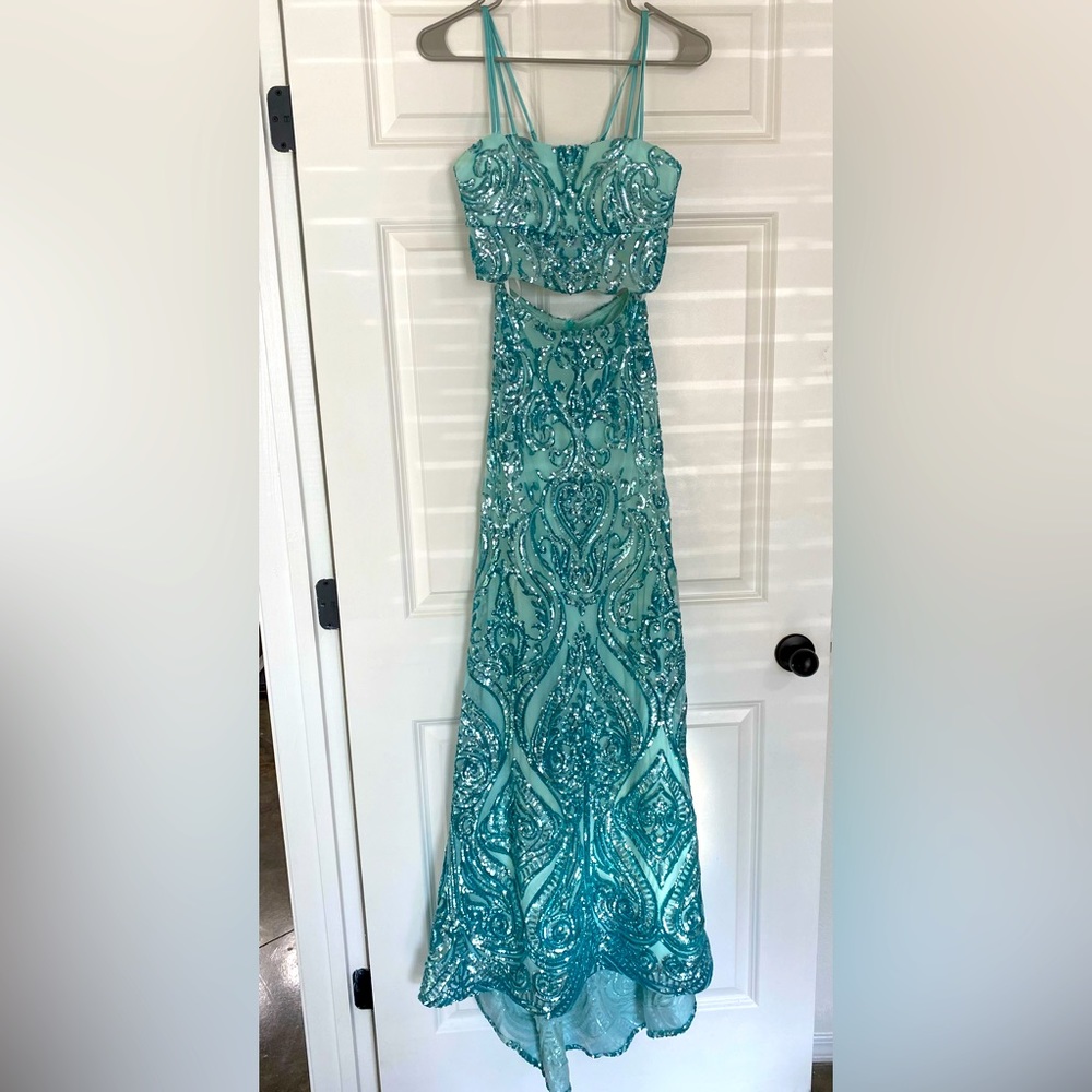 B. Darlin Size 0! Turquoise Prom Dress!